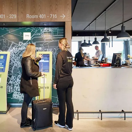 Airport Hotel, Hotel