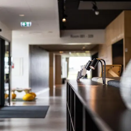 Airport Hotel, Hotel