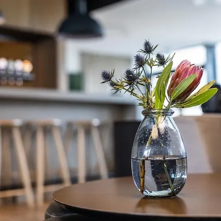 Airport Hotel, Hotel