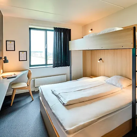 Airport Hotel, Hotel