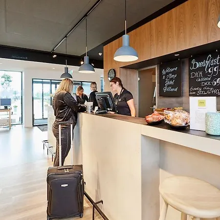 Airport Hotel, Hotel