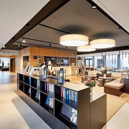 Airport Hotel, Hotel