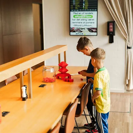 Airport Hotel, Hotel