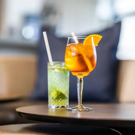 Airport Hotel, Hotell